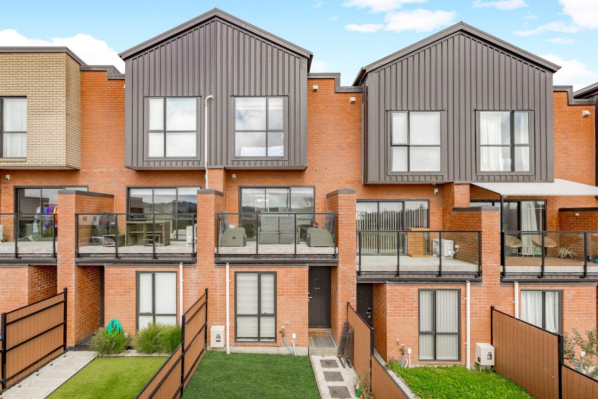 31B Murphys Park Drive, Flat Bush, Auckland - Carousel 1