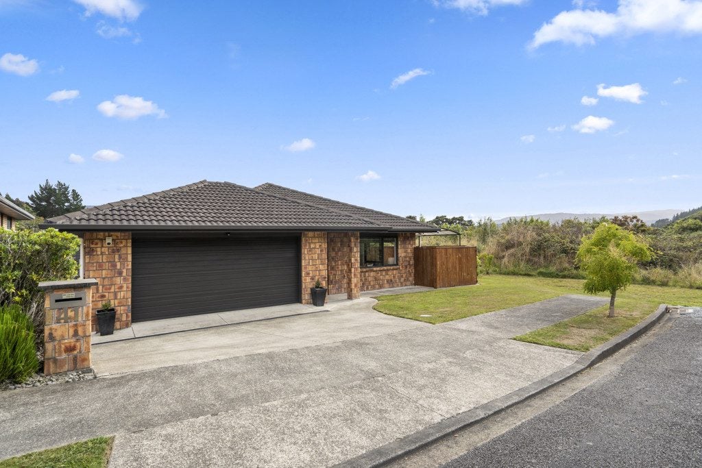 41 King Charles Drive, Kingsley Heights, Upper Hutt - Carousel 2