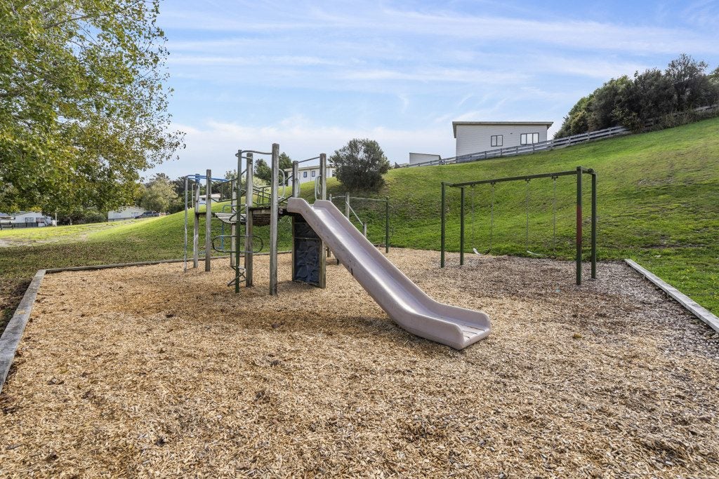 22 Speargrass Grove, Timberlea, Upper Hutt - Carousel 24