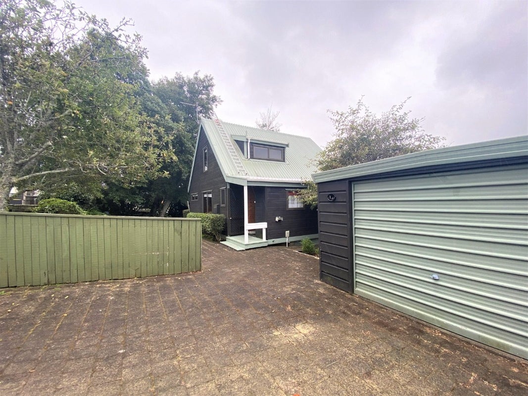 1 Highlands Place, Highlands Park, New Plymouth - Carousel 1