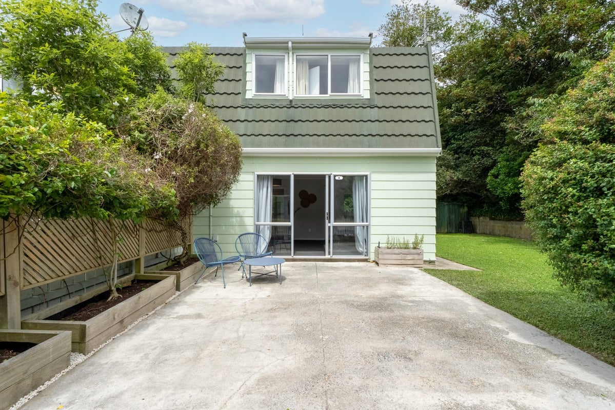 8/2 Burdendale Grove, Churton Park, Wellington - Carousel 1