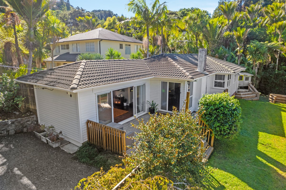40 Waima Crescent, Titirangi, Auckland - Carousel 1