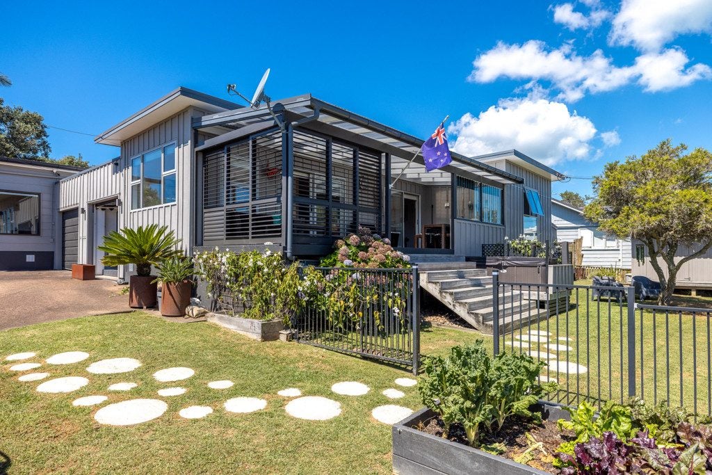 2/3 Esslin Road, Waiheke Island, Auckland - Carousel 2