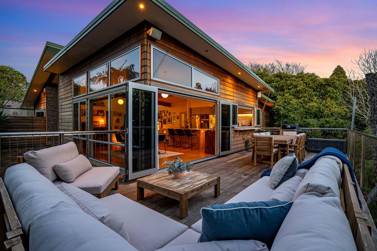 12 Leatham Avenue, Strandon, New Plymouth - Carousel 2