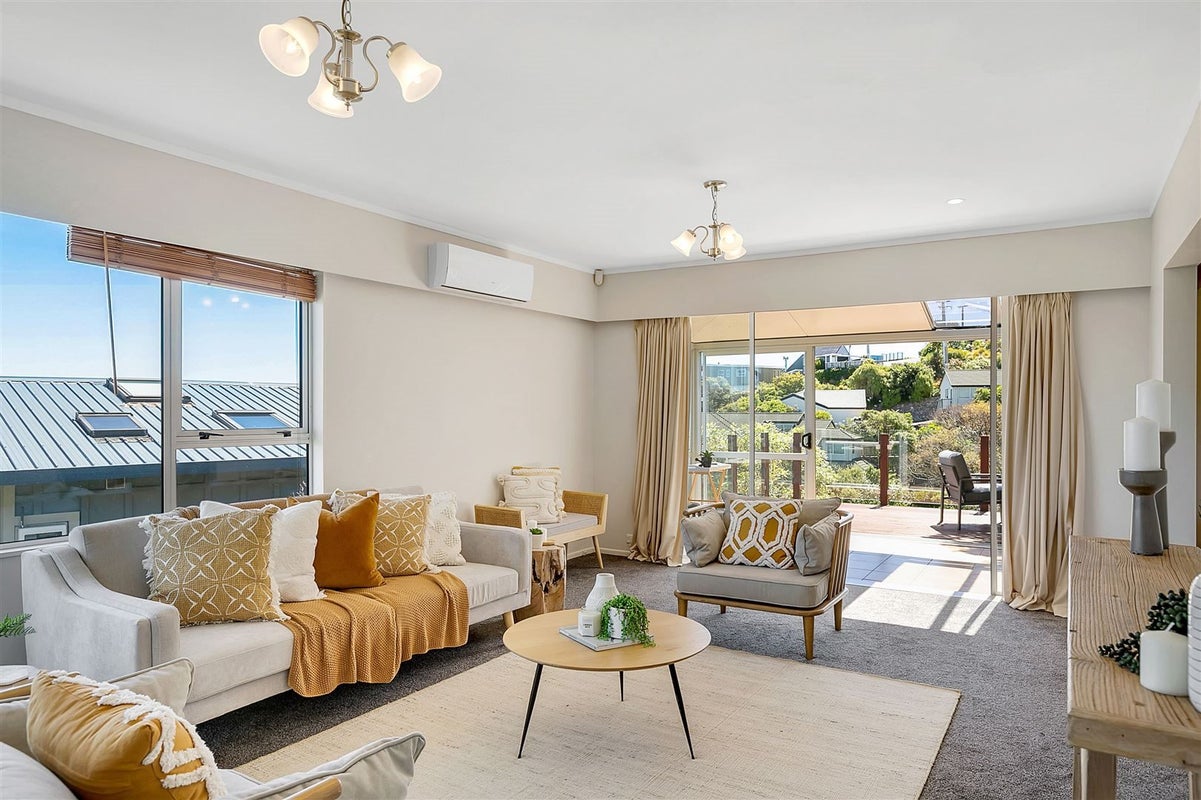 18 Gordon Road, Plimmerton, Porirua - Carousel 1