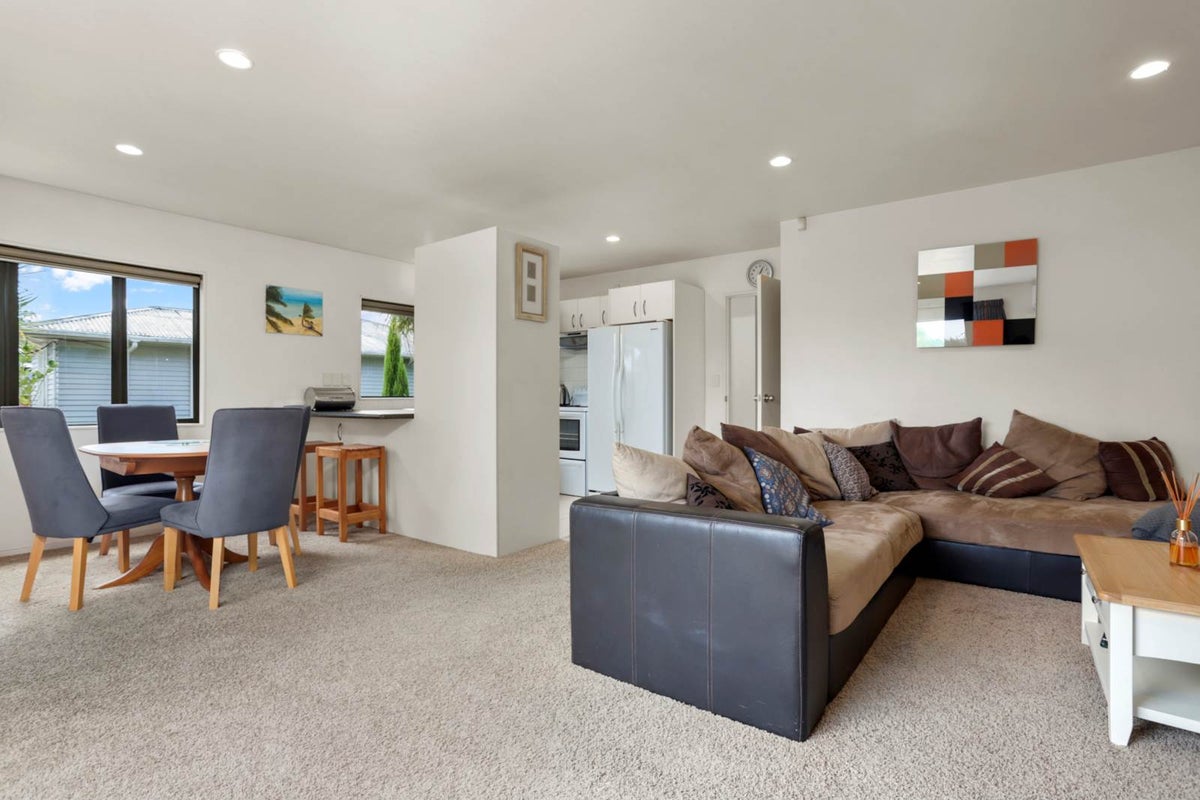 8 Awaroa Road, Sunnyvale, Auckland - Carousel 2