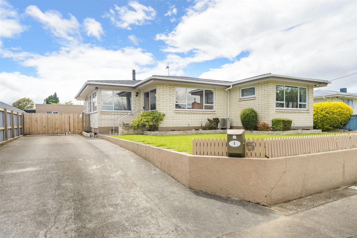 5 Tararua Terrace, Cloverlea, Palmerston North - Carousel 1