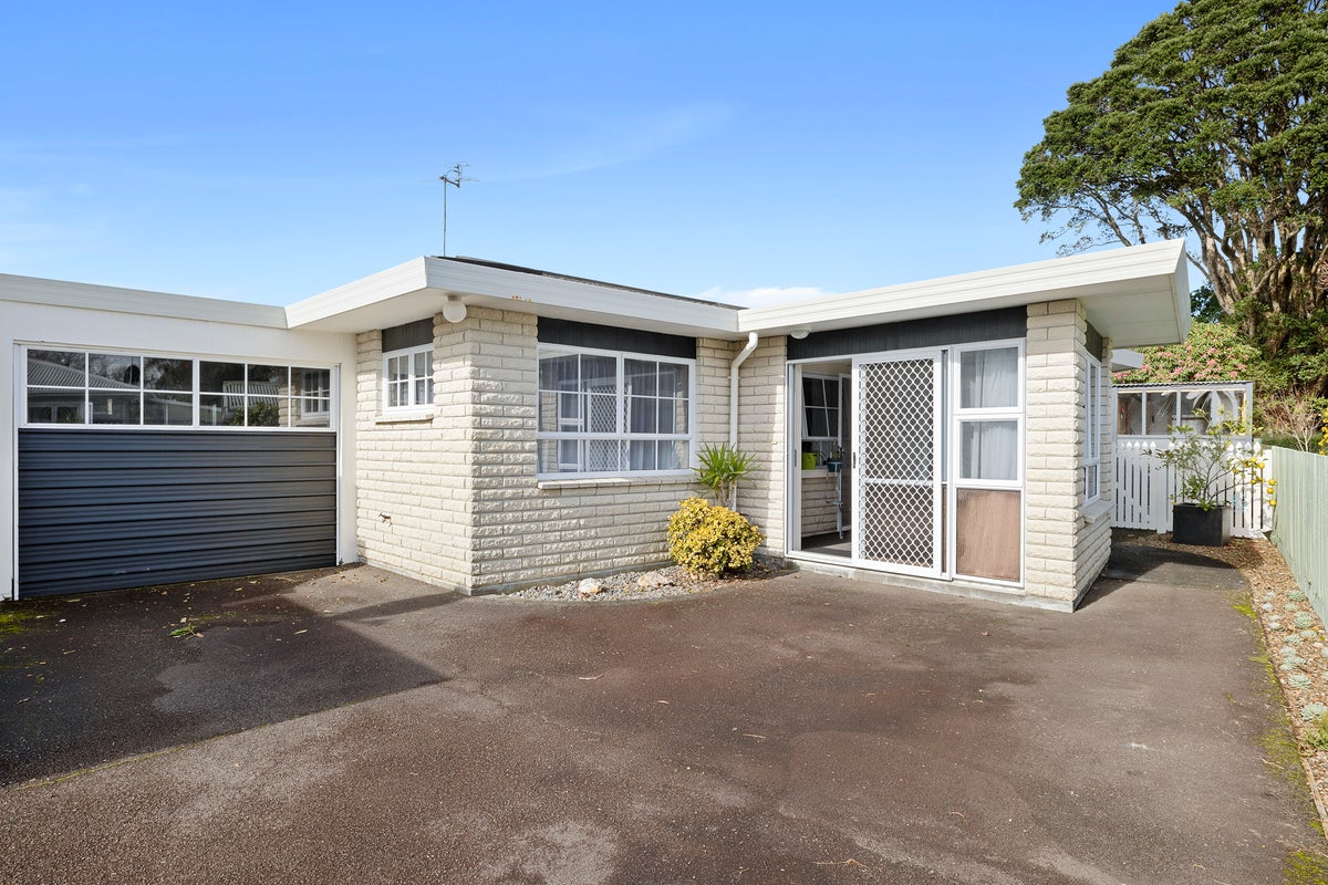 2/230 Huatoki Street, Upper Vogeltown, New Plymouth - Carousel 1