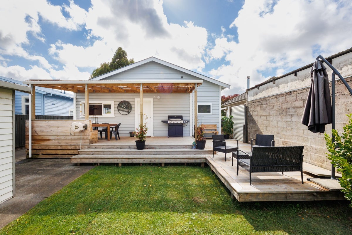 24 Oxford Street, Hokowhitu, Palmerston North - Carousel 1