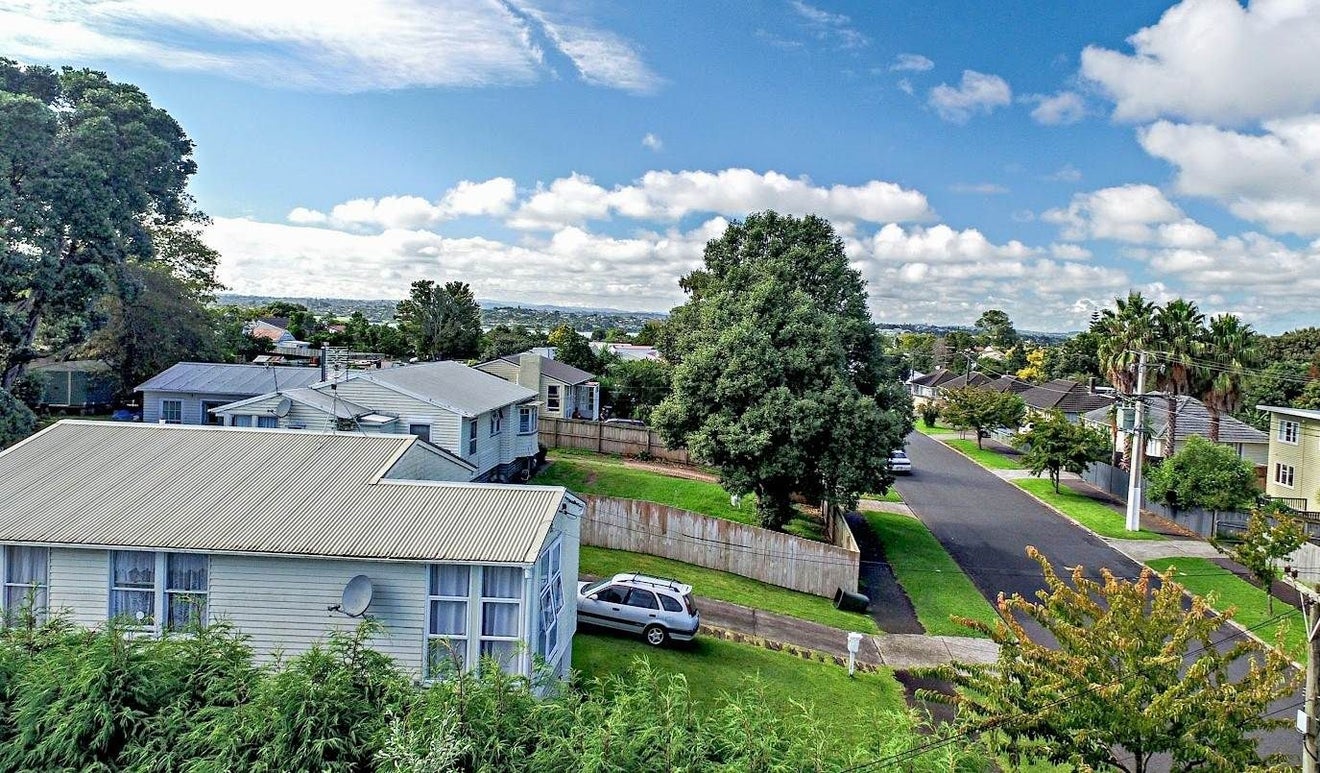 18 Torino Street, Point England, Auckland - Carousel 1