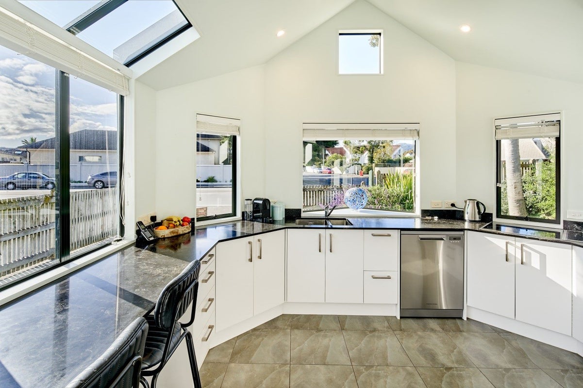 2/58 Laings Road, Hutt Central, Lower Hutt - Carousel 2
