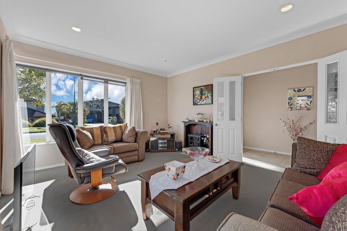 48 Aberdeen Crescent, Wattle Downs, Auckland - Carousel 2