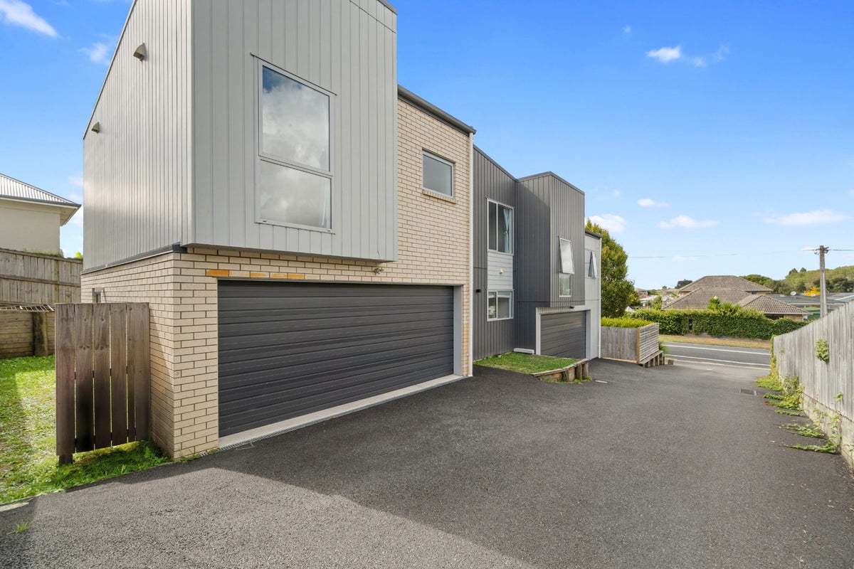 2/138 Forest Lake Road, Forest Lake, Hamilton - Carousel 1