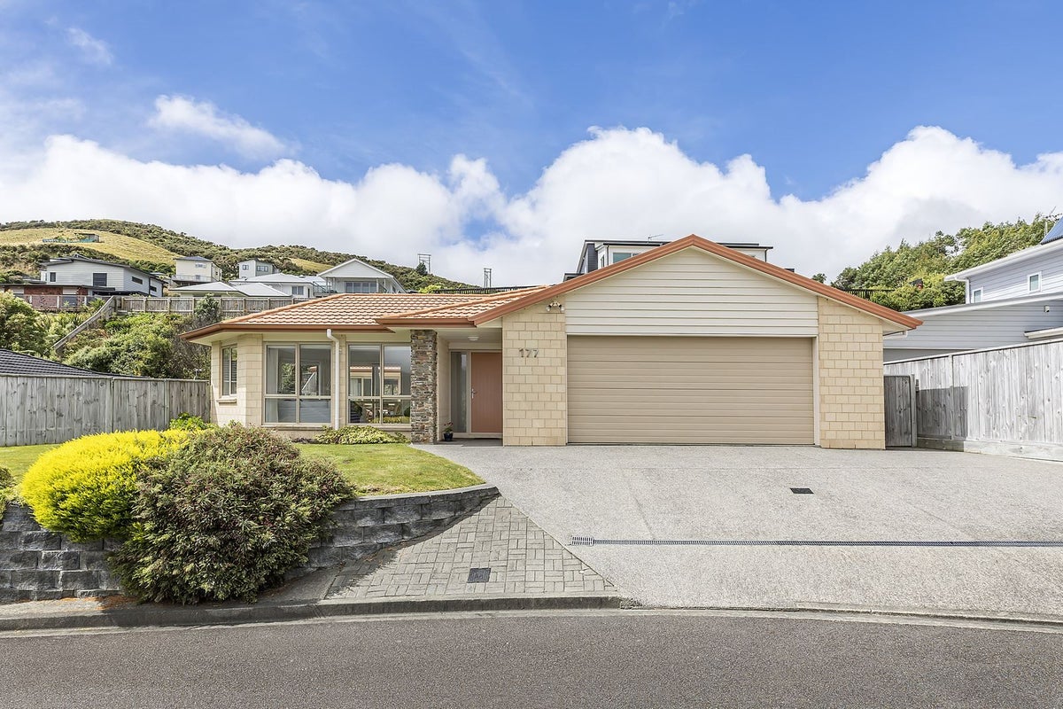 177 Woodman Drive, Tawa, Wellington - Carousel 1
