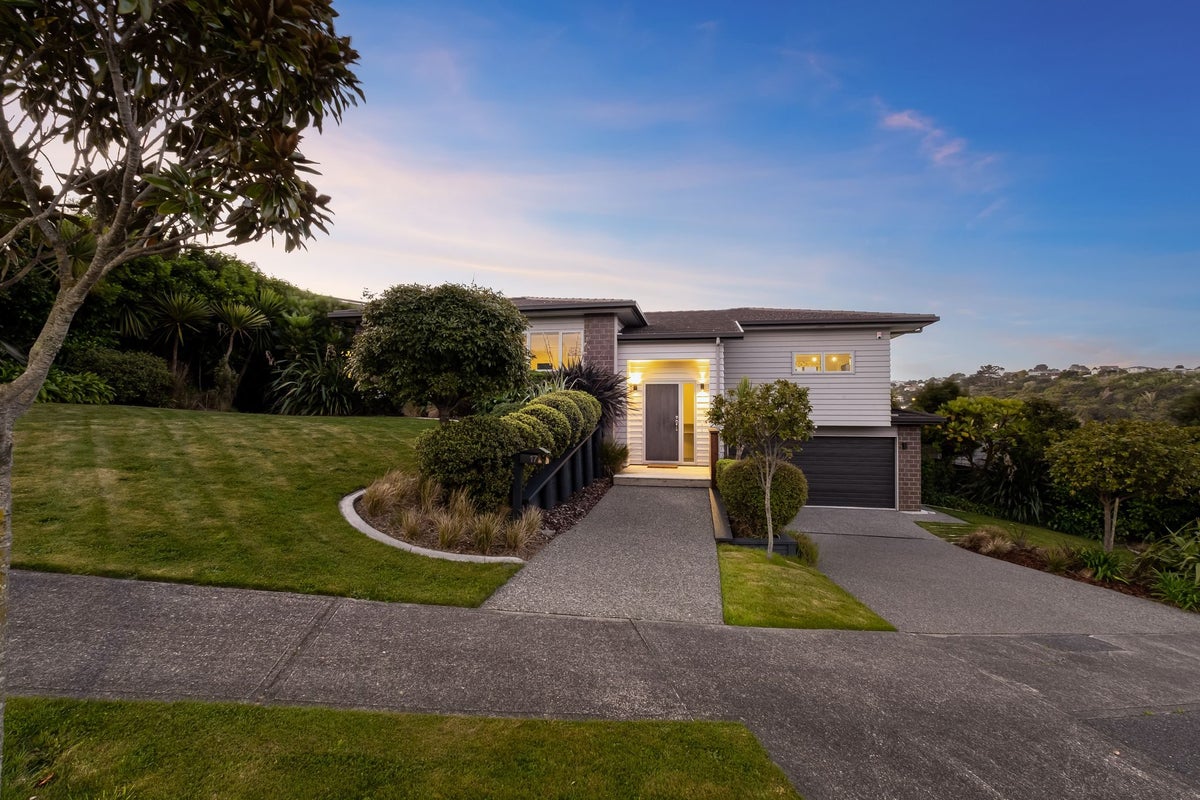17 Dusky Crescent, Aotea, Porirua - Carousel 1
