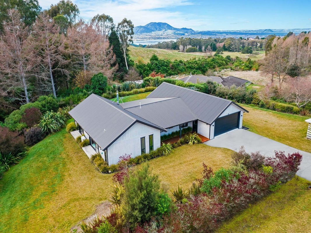 55 Stewart Glen, Acacia Bay, Taupo - Carousel 1