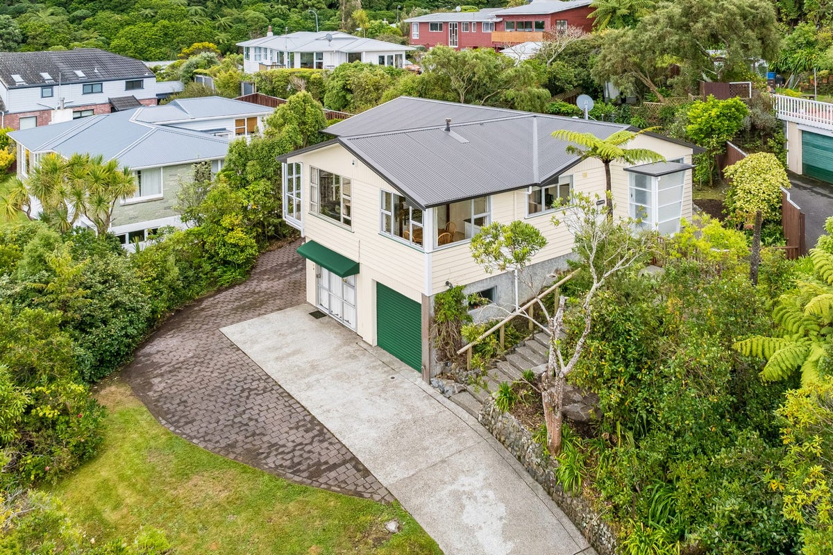 7 Walnut Way, Maungaraki, Lower Hutt - Carousel 1