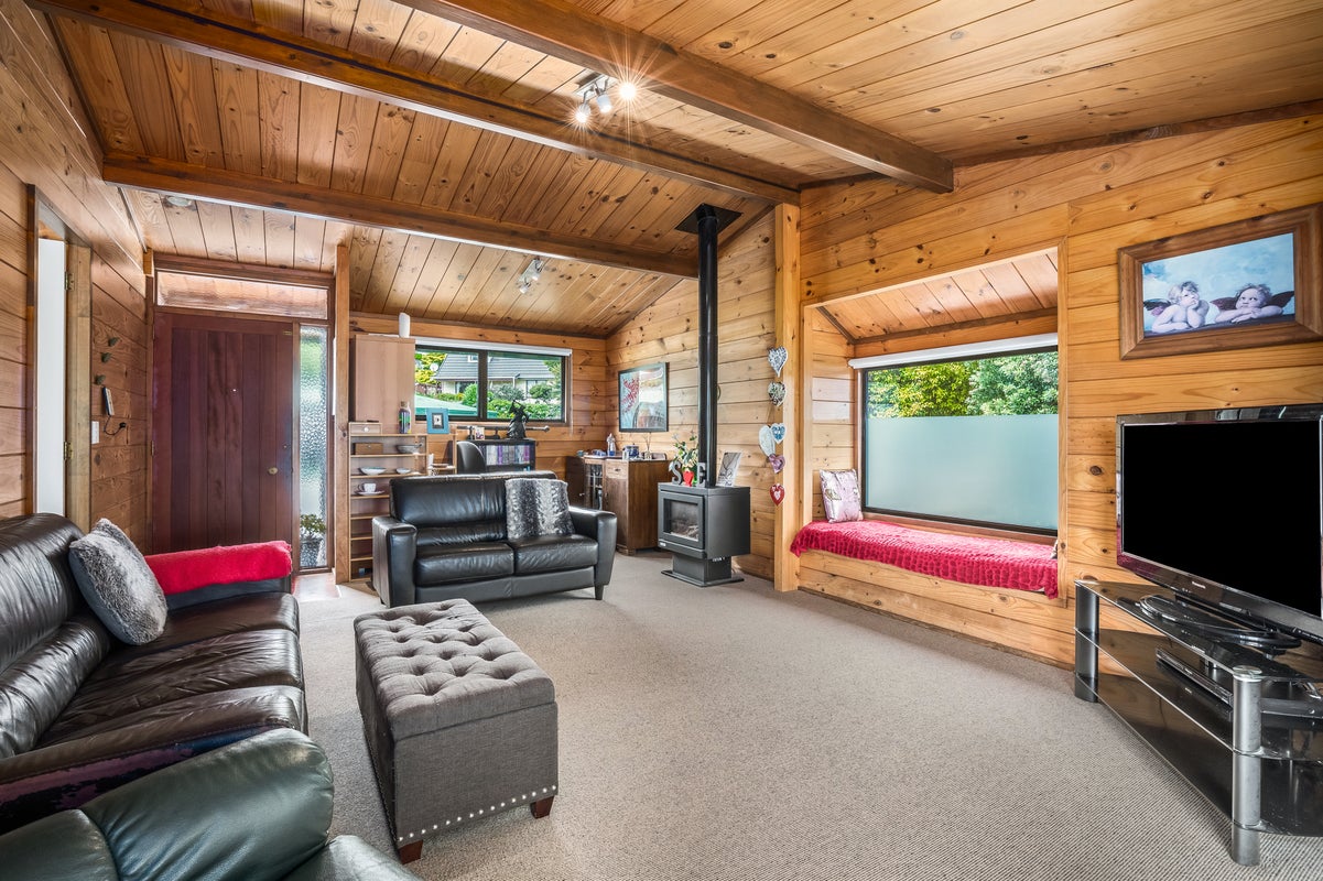 15 James Cook Drive, Whitby, Porirua - Carousel 2