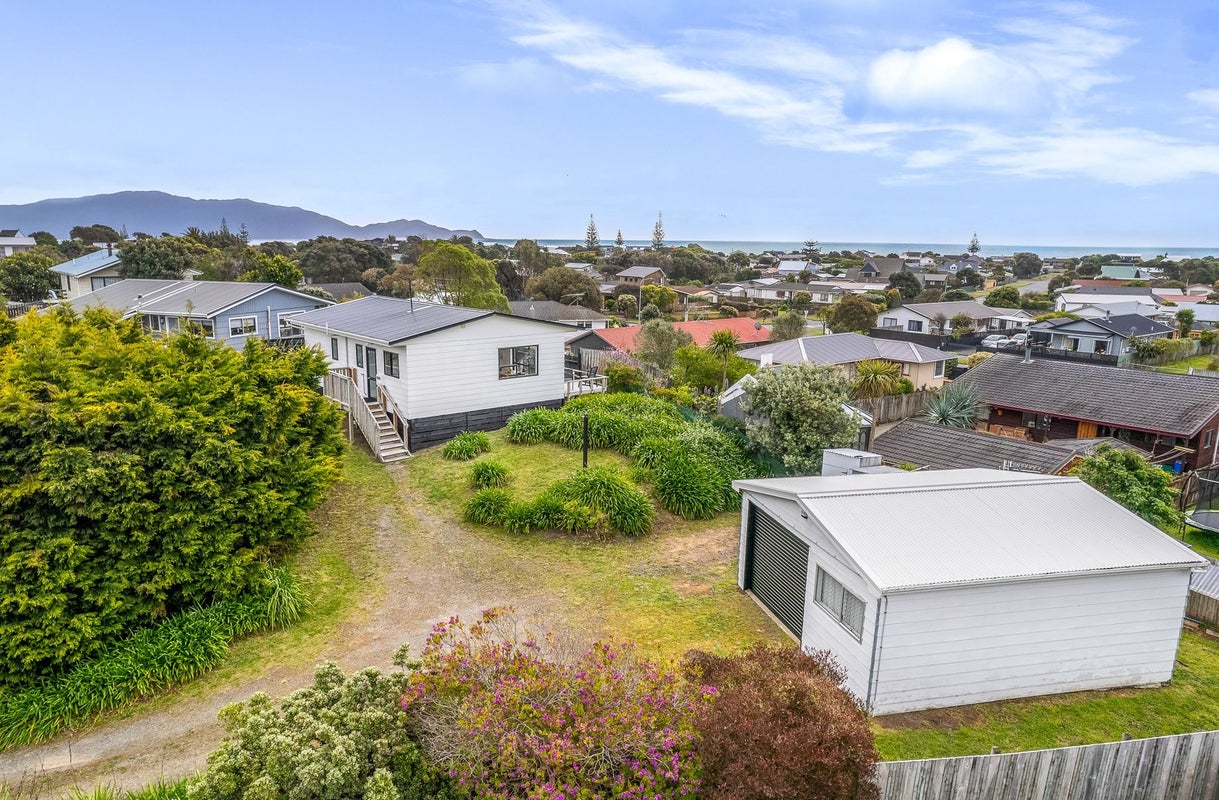 11 Freyberg Crescent, Waikanae Beach, Waikanae - Carousel 1