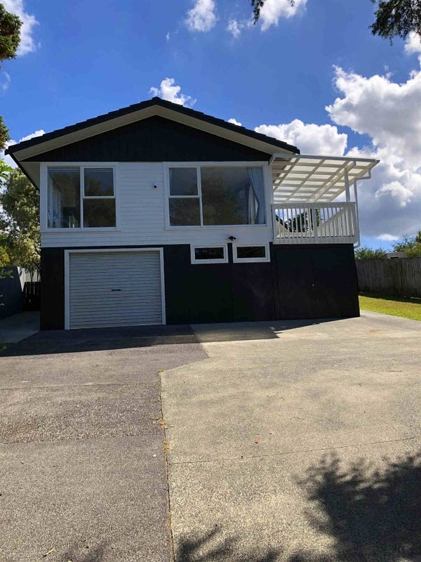 11 Finlow Drive, Te Atatu South, Auckland - Carousel 1
