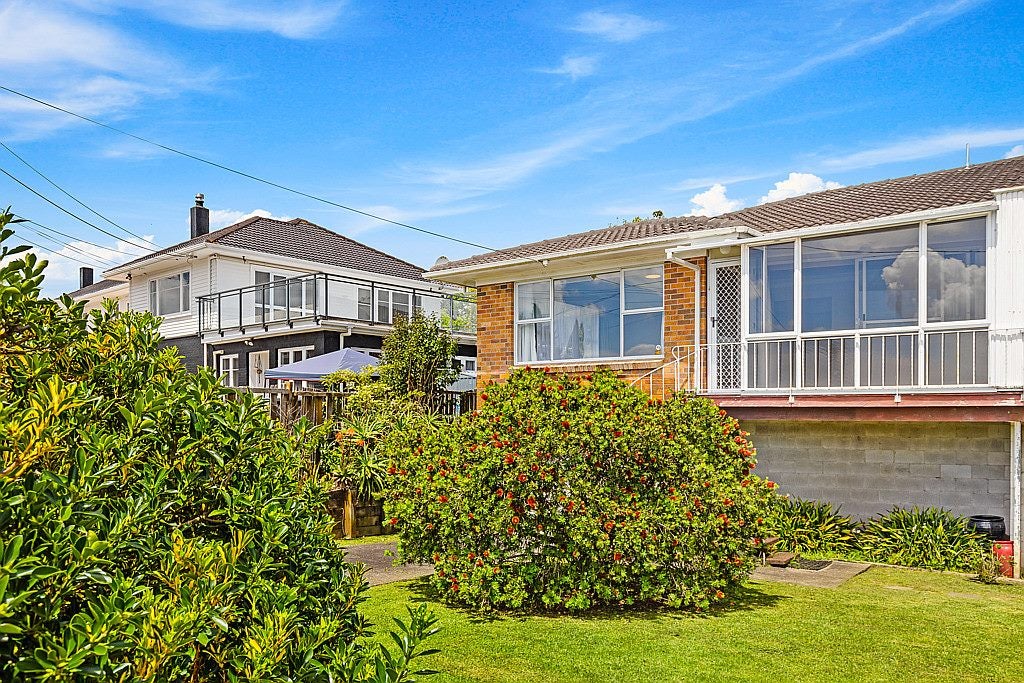 8 Hillary Heights Avenue, Glendene, Auckland - Carousel 1