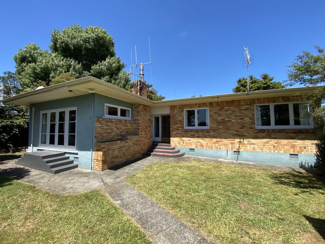 27 Lake Crescent, Hamilton Lake, Hamilton - Carousel 1