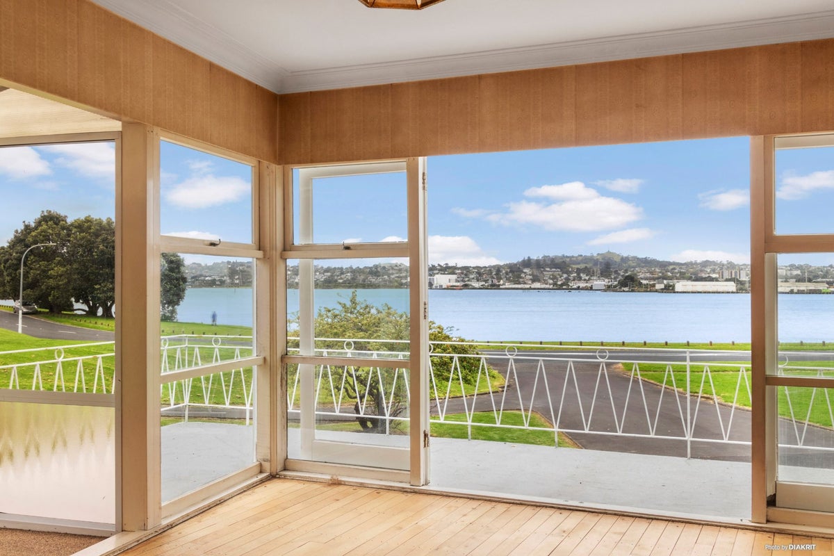18 Kiwi Esplanade, Mangere Bridge, Auckland - Carousel 1