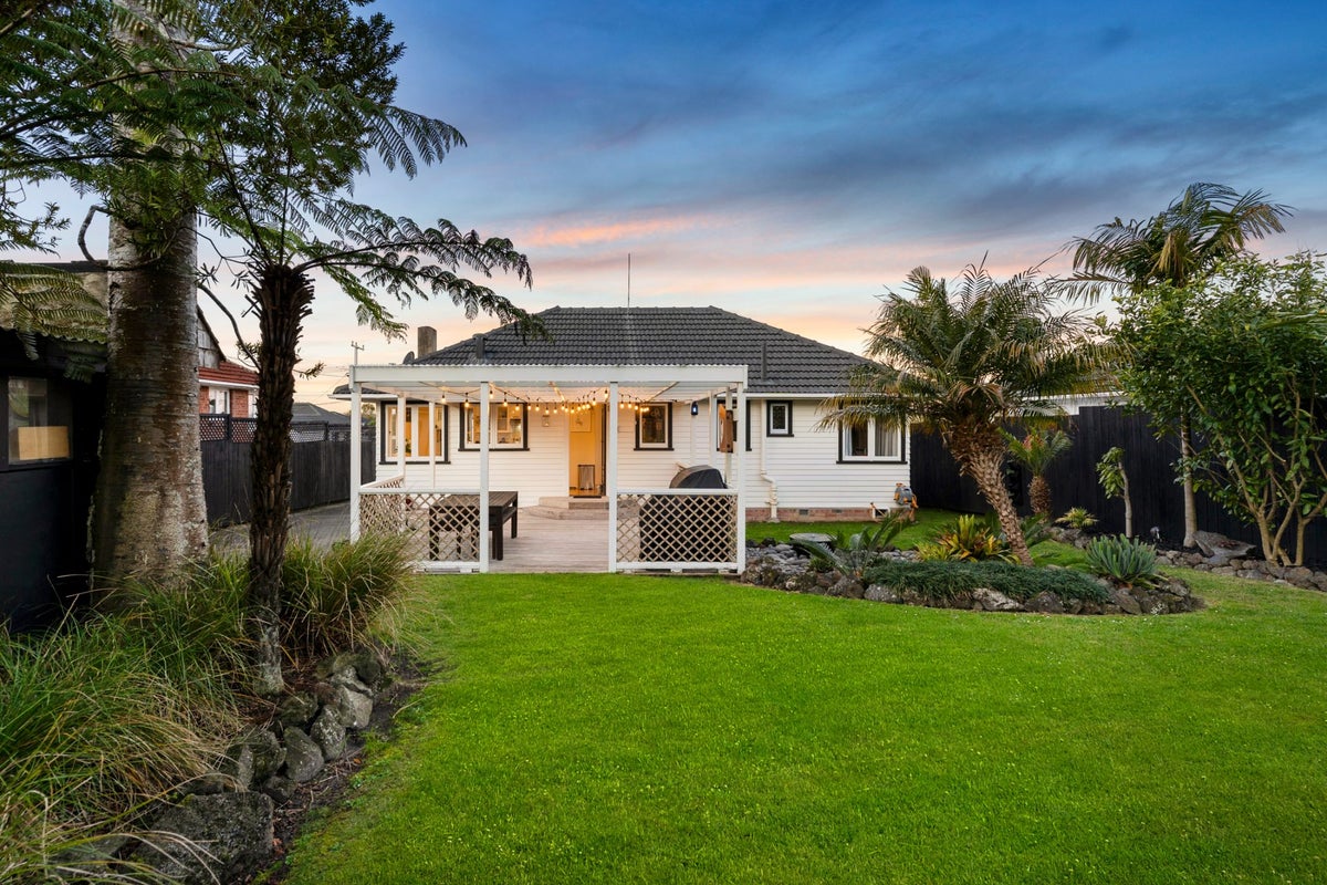 13 Ayrton Street, Te Atatu South, Auckland - Carousel 1