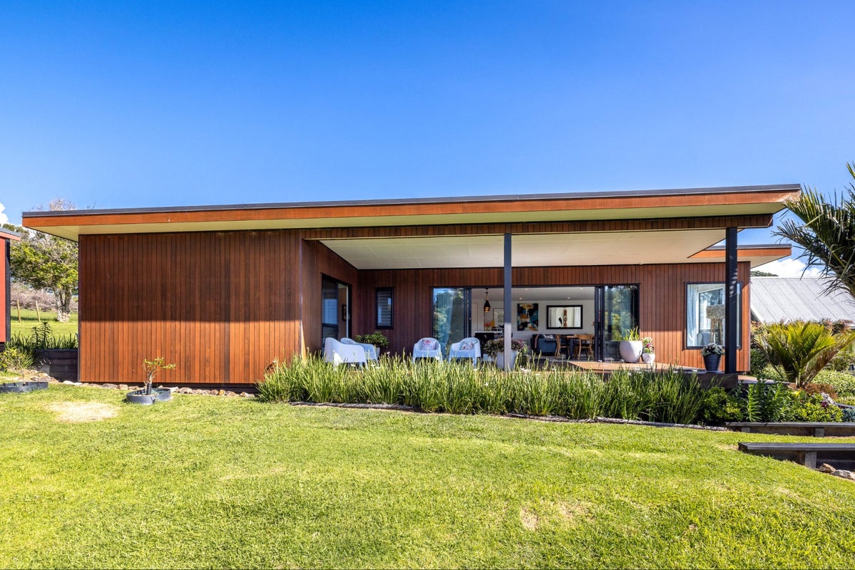109 Queens Drive, Oneroa, Waiheke Island - Carousel 1