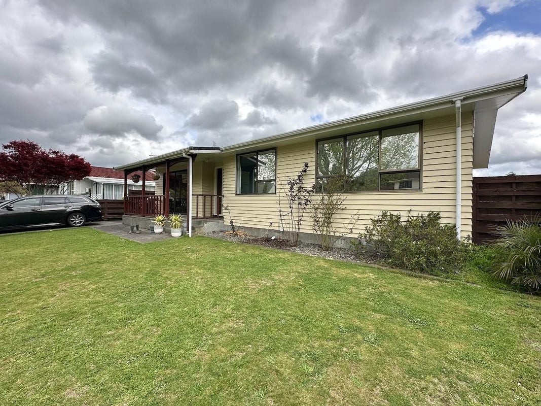 135 California Drive, Totara Park, Upper Hutt - Carousel 1