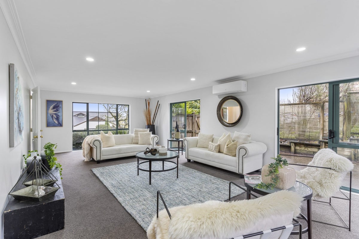 2 Margaret Henry Crescent, Oteha, Auckland - Carousel 2