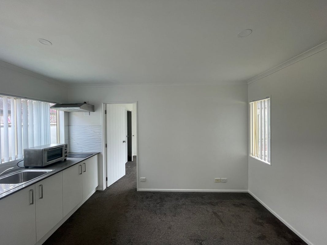 9 Cambrian Crescent, Flat Bush, Auckland - Carousel 1