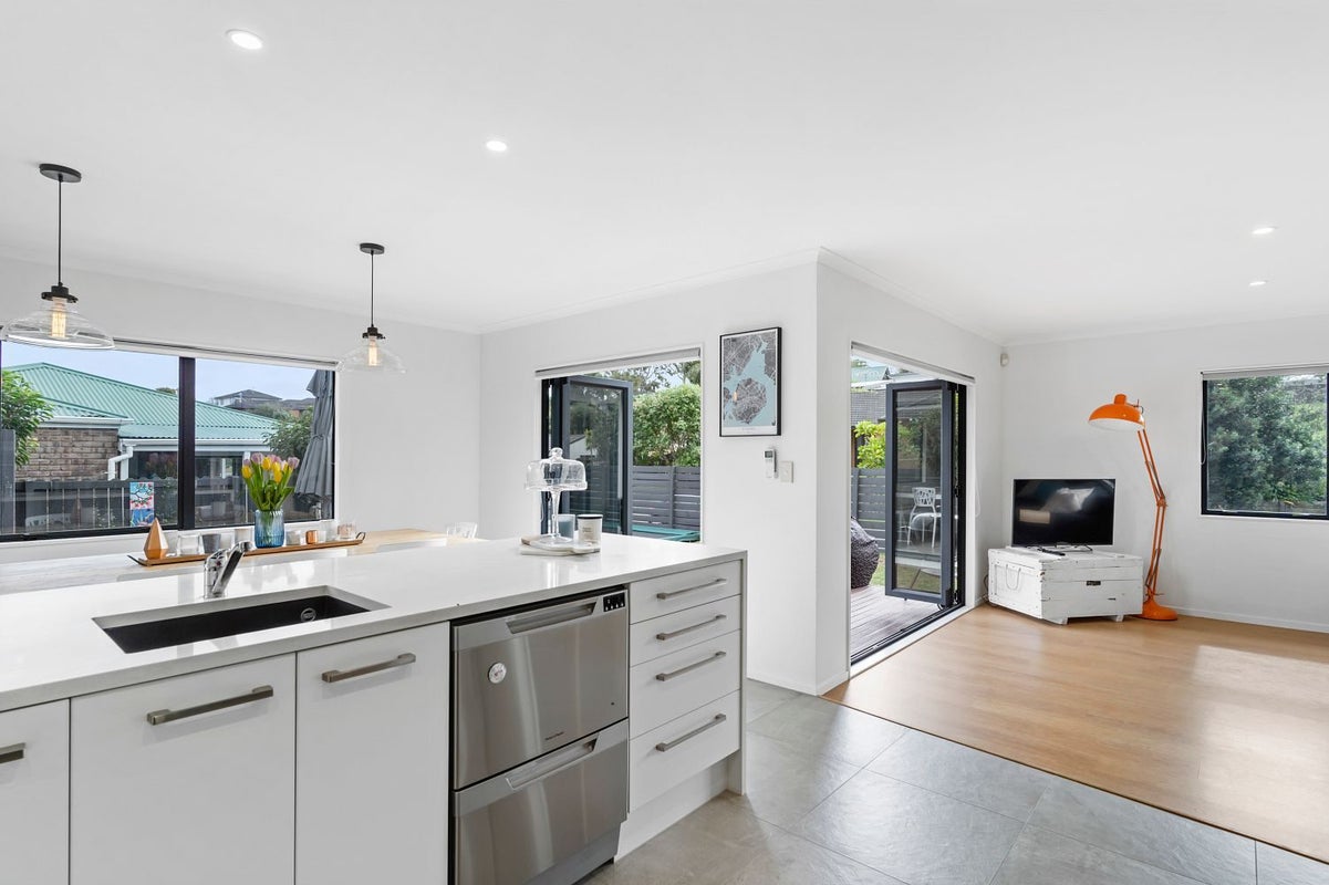8 Toomer Place, Beachlands, Auckland - Carousel 2