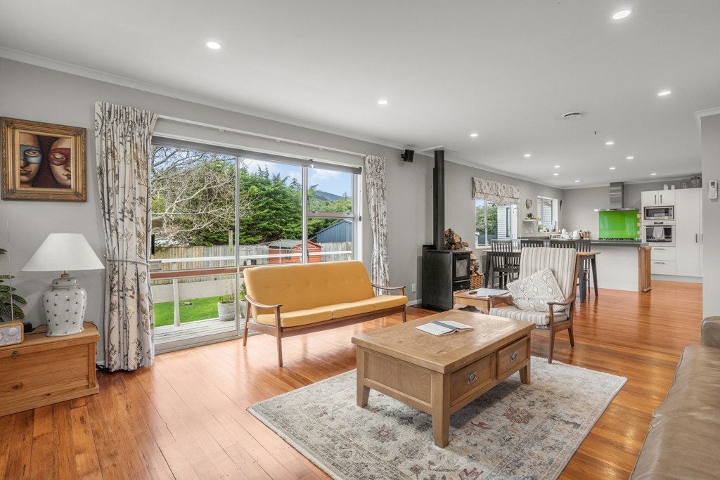 8 Sharpe Crescent, Wainuiomata, Lower Hutt - Carousel 1