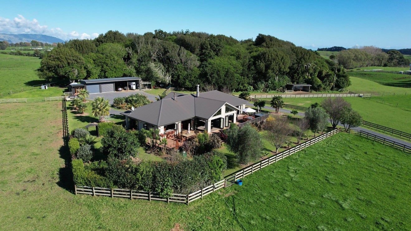 207 Takapu Road, Manakau - Carousel 1