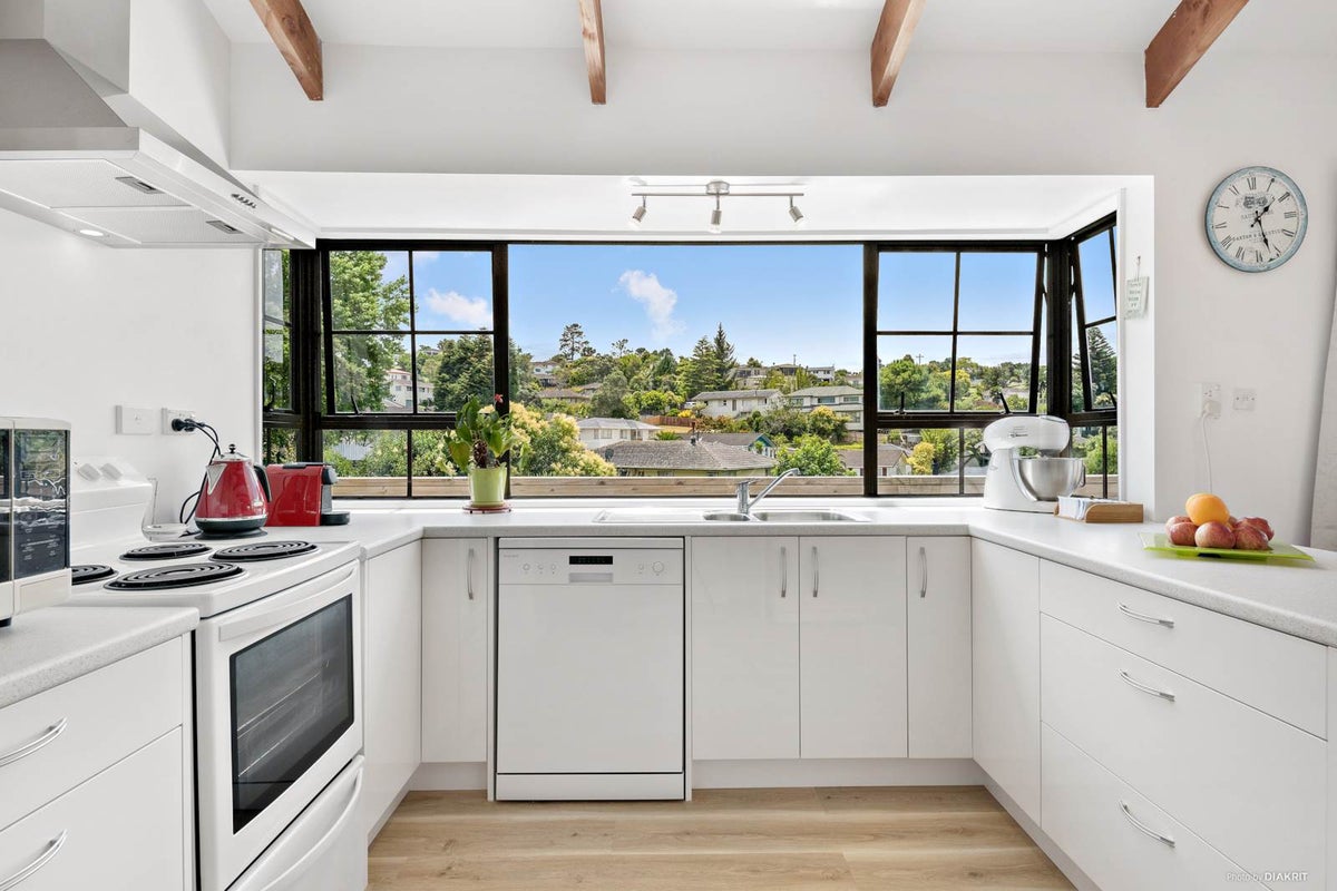 2/3 Aralia Road, Sunnynook, Auckland - Carousel 2