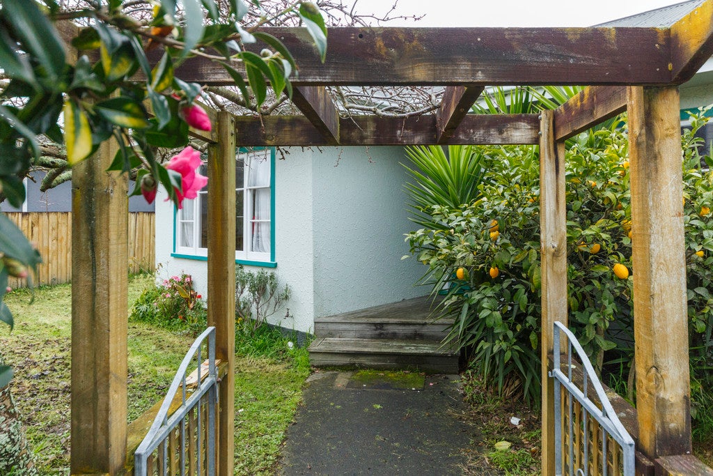 8 St Albans Avenue, Hokowhitu, Palmerston North - Carousel 2