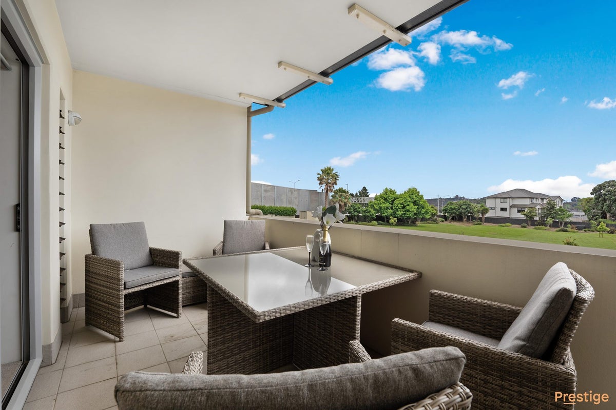 4E/71 Spencer Road, Oteha, Auckland - Carousel 1