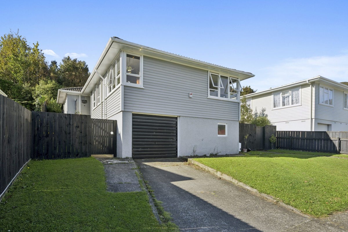 21 Pencarrow Crescent, Wainuiomata, Lower Hutt - Carousel 1
