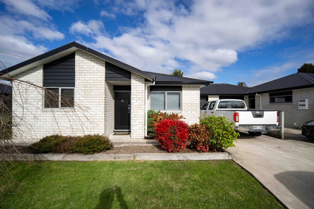 11/11 Errol Close, Burbush, Hamilton - Carousel 1