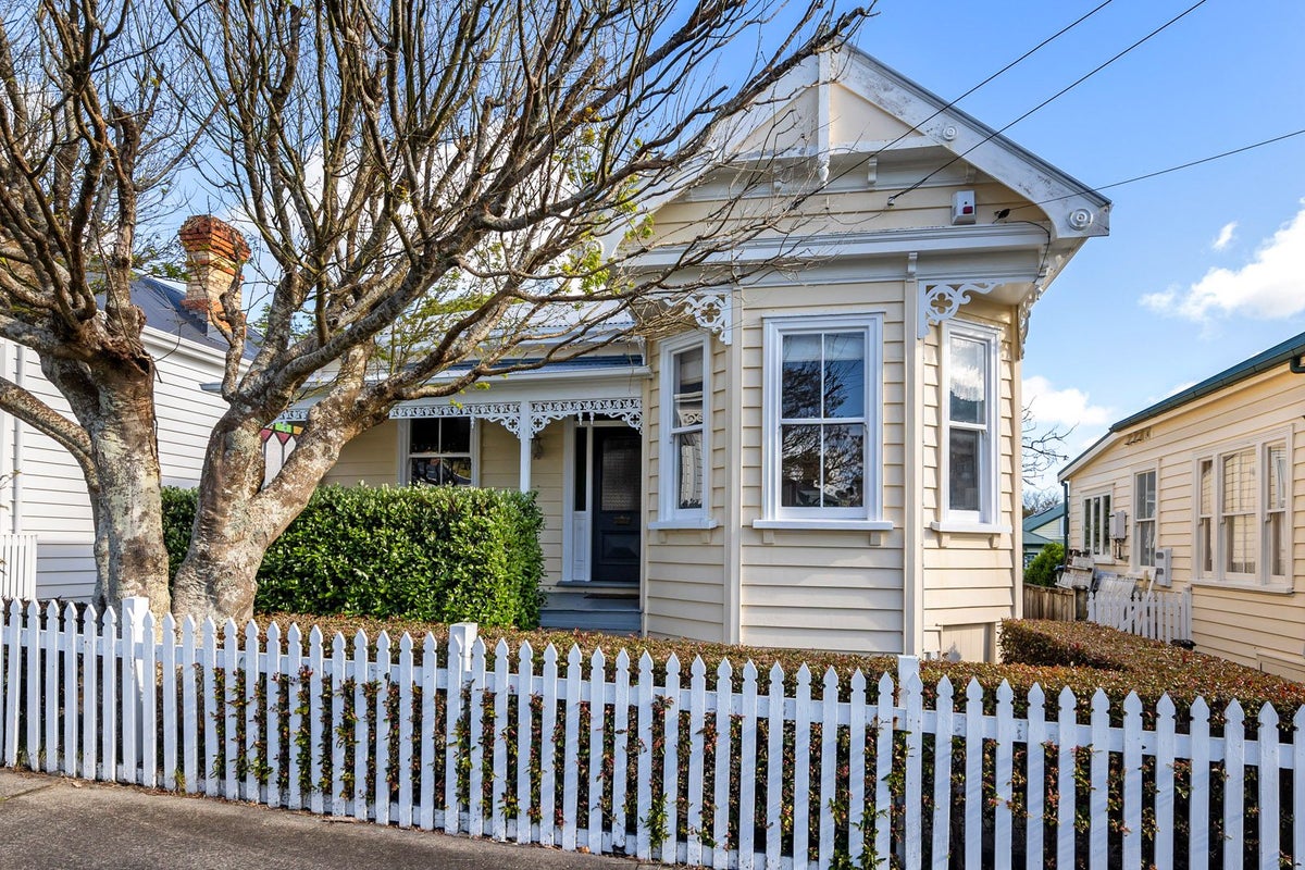 18 Burnley Terrace, Mount Eden, Auckland - Carousel 1