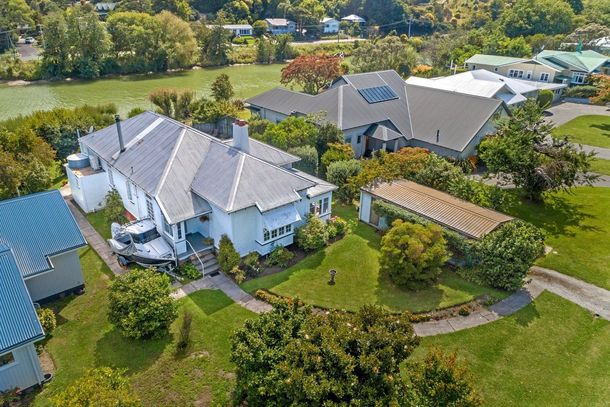 16 Score Road, Inner Kaiti, Gisborne - Carousel 1