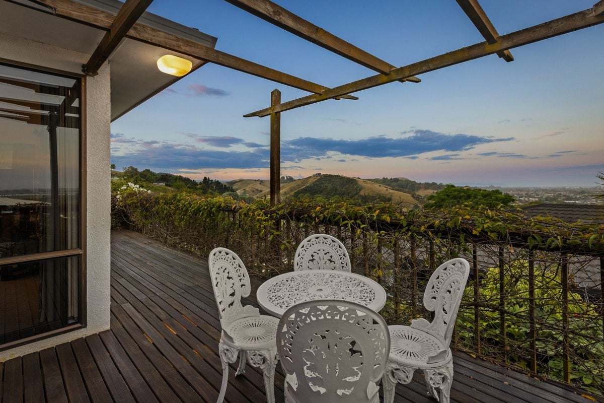 90 Churchill Drive, Taradale, Napier - Carousel 2