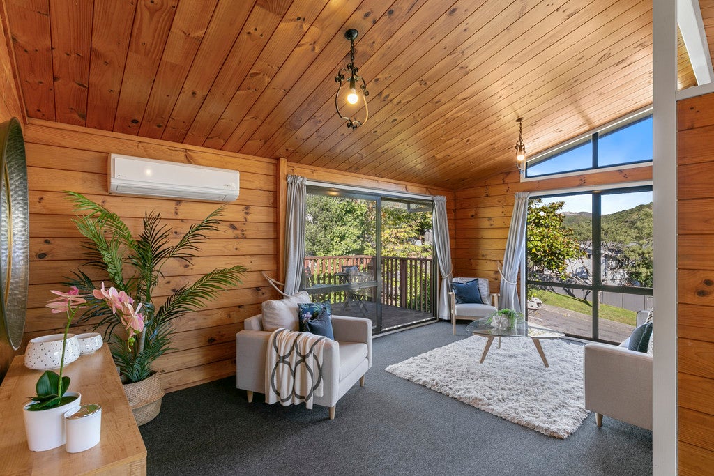 13 Hazlewood Avenue, Karori, Wellington - Carousel 2
