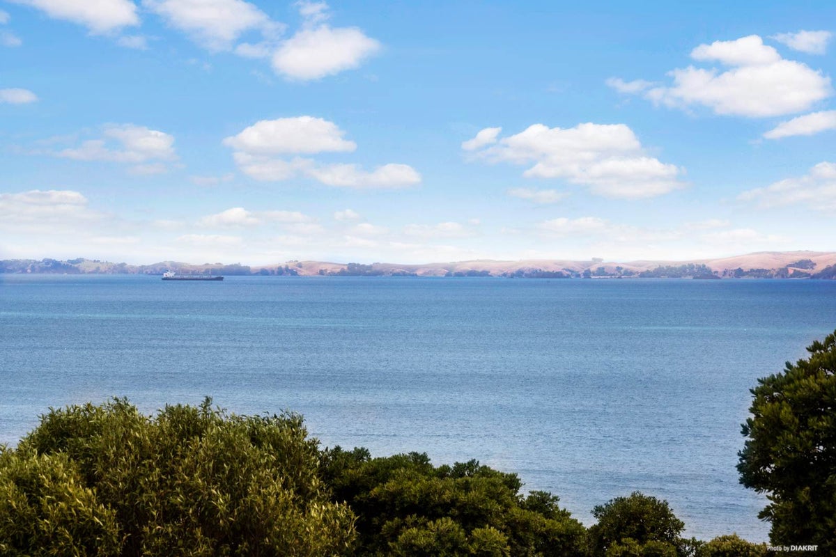 183 Beach Road, Castor Bay, Auckland - Carousel 2