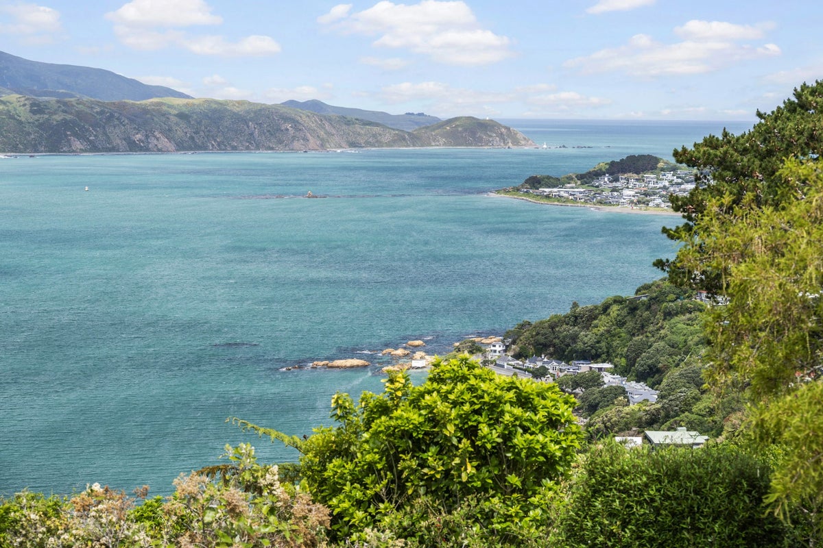 202 Nevay Road, Karaka Bays, Wellington - Carousel 1