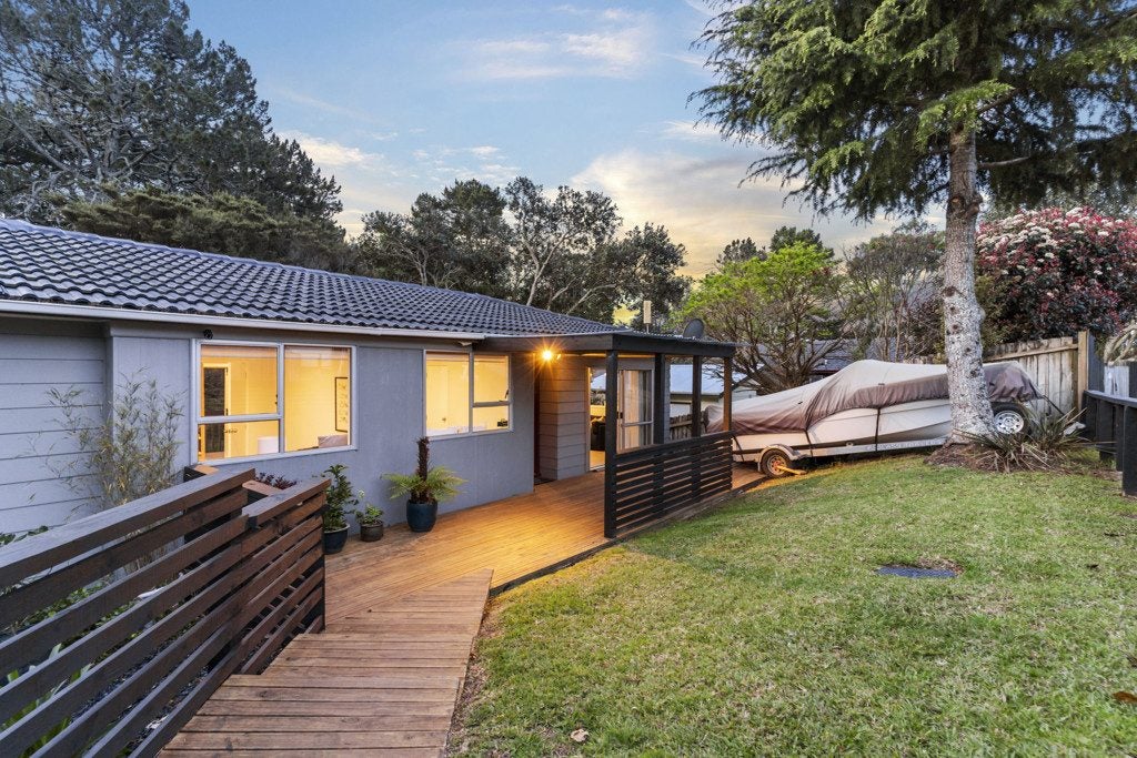 23 Claverdon Drive, Massey, Auckland - Carousel 2