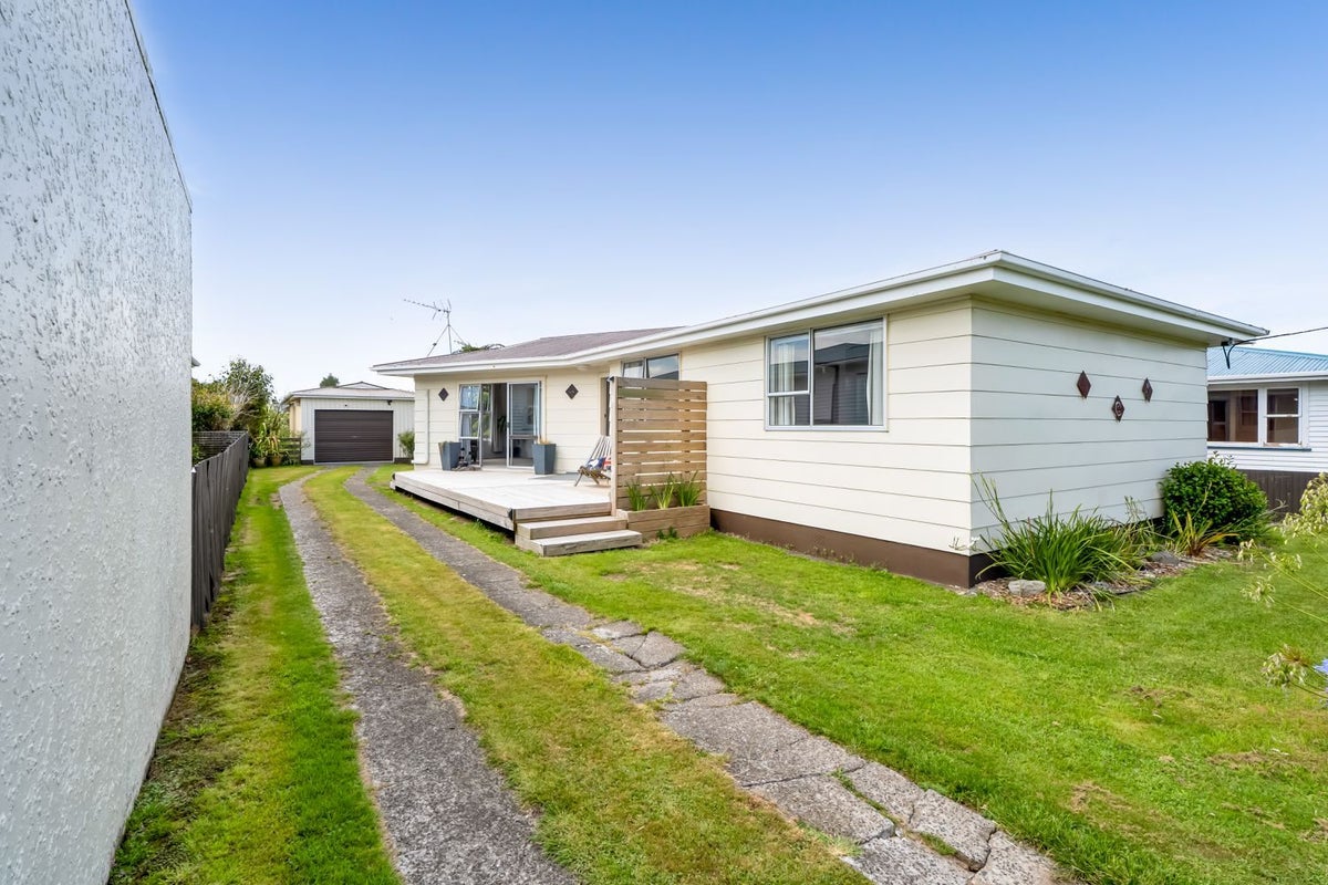4 Fitzgerald Avenue, Kaponga, Hawera - Carousel 2