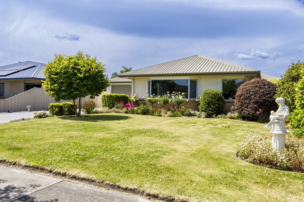204 Frimley Oaks, Frimley, Hastings - Carousel 24