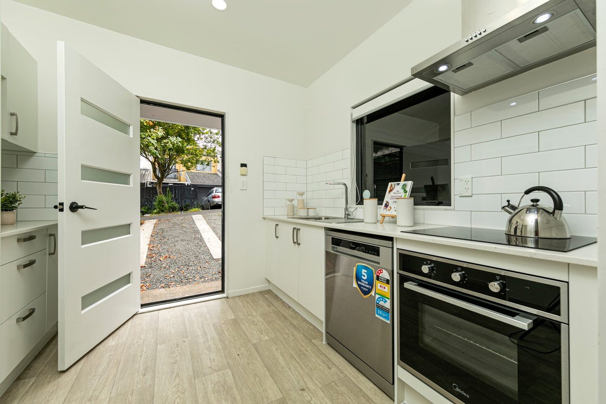 35 Rakich Place, Henderson, Auckland - Carousel 2